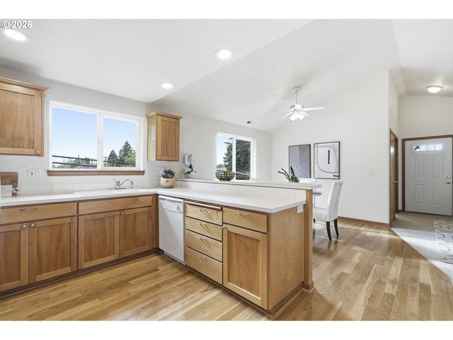 8702 Ne GLISAN St, Portland, OR 97220