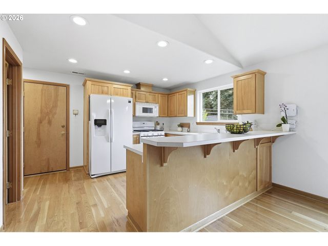 8702 Ne GLISAN St, Portland, OR 97220