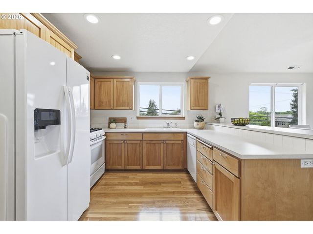 8702 Ne GLISAN St, Portland, OR 97220