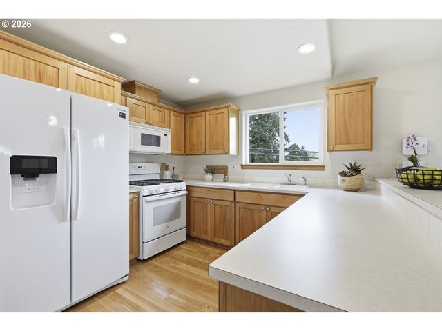 8702 Ne GLISAN St, Portland, OR 97220