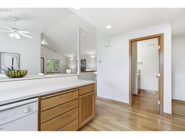 8702 Ne GLISAN St, Portland, OR 97220