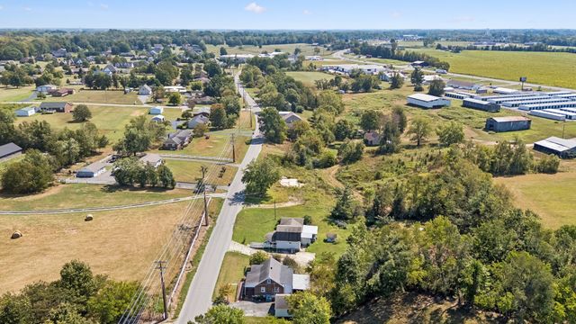 583 Brattontown Cir, Lafayette, TN 37083
