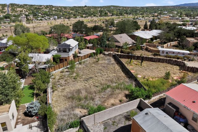 962 Acequia De Las Joyas, Santa Fe, NM 87505