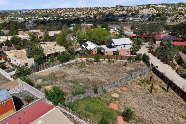 962 Acequia De Las Joyas, Santa Fe, NM 87505