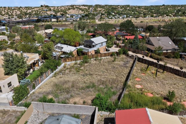962 Acequia De Las Joyas, Santa Fe, NM 87505