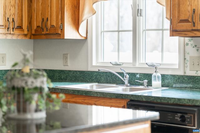 252 FLINT MOUNTAIN DR, Stuarts Draft, VA 24477