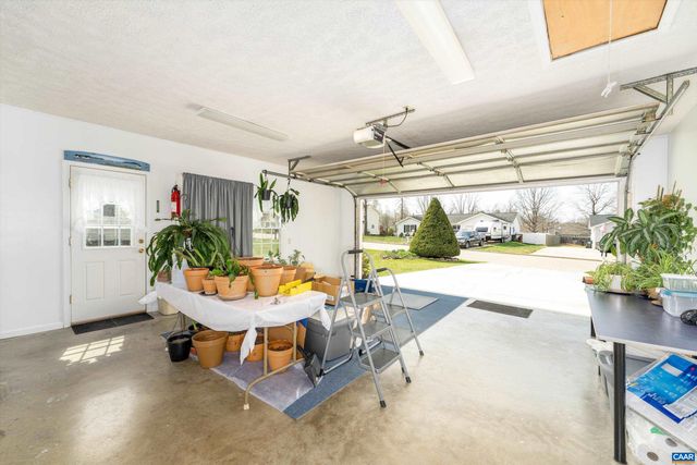 252 FLINT MOUNTAIN DR, Stuarts Draft, VA 24477