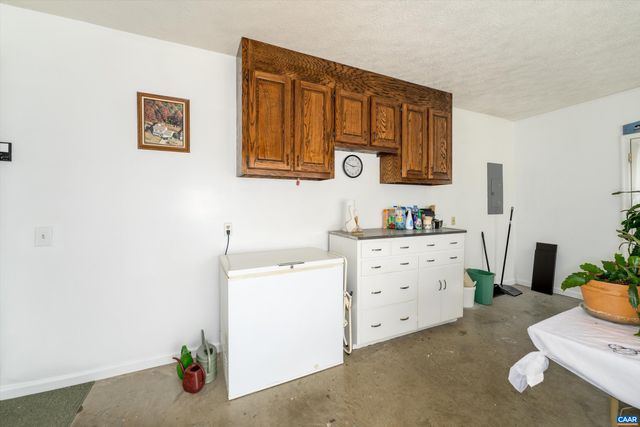 252 FLINT MOUNTAIN DR, Stuarts Draft, VA 24477