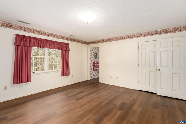 252 FLINT MOUNTAIN DR, Stuarts Draft, VA 24477