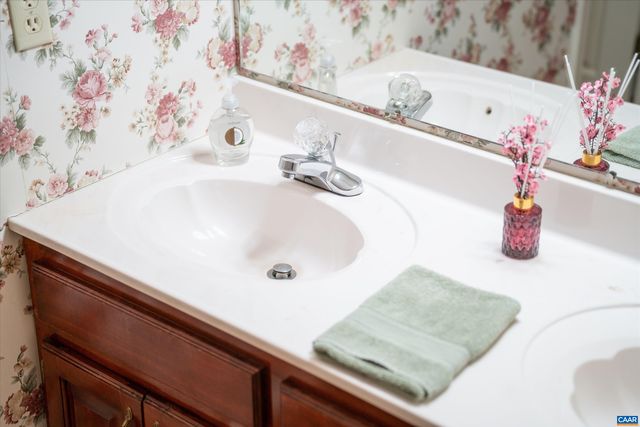 252 FLINT MOUNTAIN DR, Stuarts Draft, VA 24477