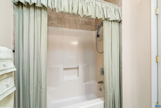 252 FLINT MOUNTAIN DR, Stuarts Draft, VA 24477