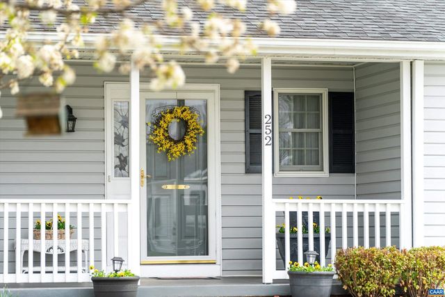 252 FLINT MOUNTAIN DR, Stuarts Draft, VA 24477