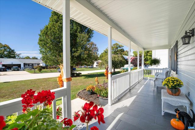 252 FLINT MOUNTAIN DR, Stuarts Draft, VA 24477