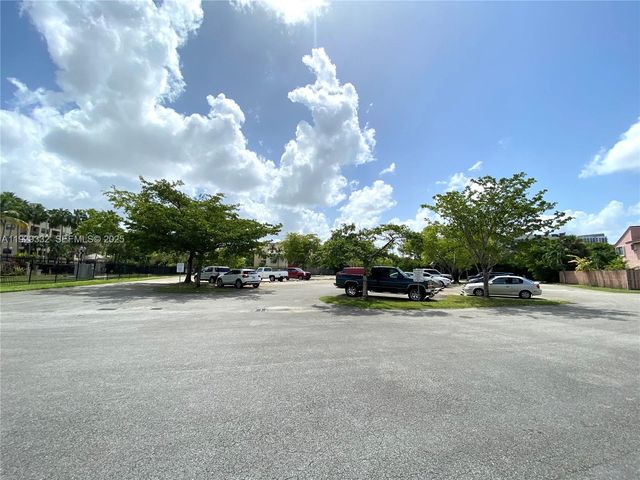 8005 Lake Dr 207, Doral, FL 33166