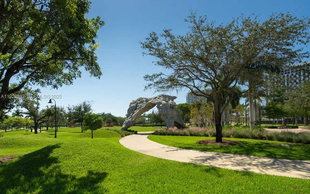 8005 Lake Dr 207, Doral, FL 33166