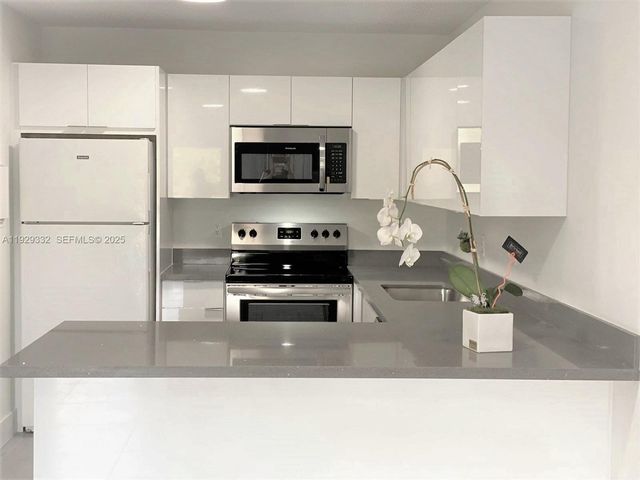 8005 Lake Dr 207, Doral, FL 33166