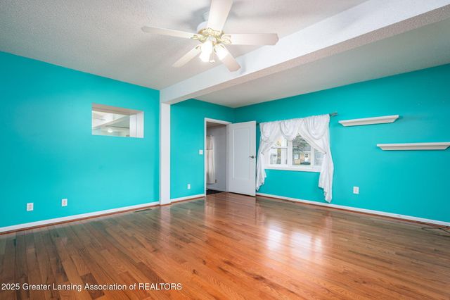 921 E Willoughby Road, Lansing, MI 48911