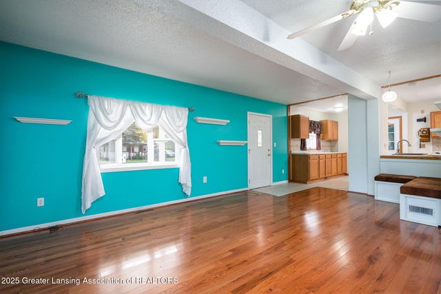 921 E Willoughby Road, Lansing, MI 48911