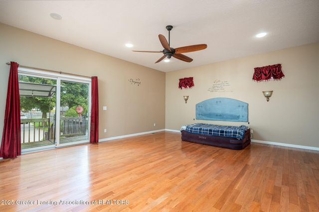 921 E Willoughby Road, Lansing, MI 48911