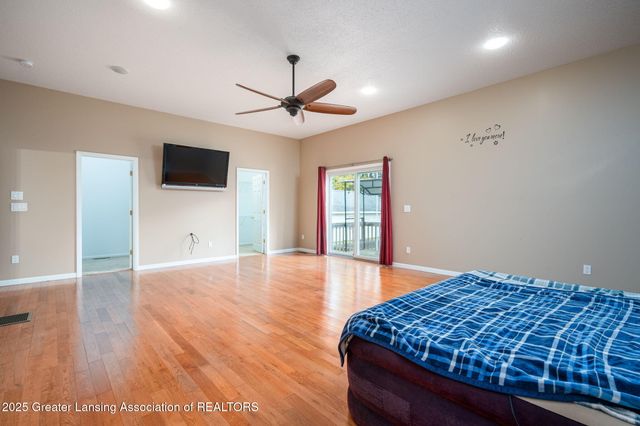 921 E Willoughby Road, Lansing, MI 48911