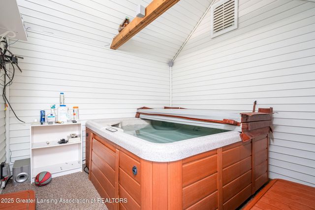 921 E Willoughby Road, Lansing, MI 48911