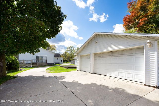 921 E Willoughby Road, Lansing, MI 48911