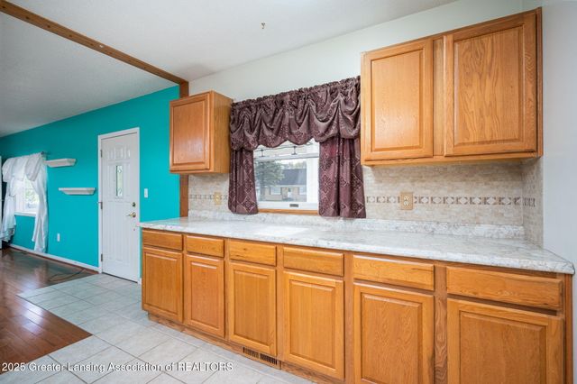 921 E Willoughby Road, Lansing, MI 48911