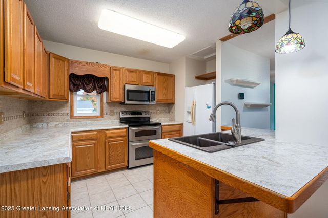 921 E Willoughby Road, Lansing, MI 48911