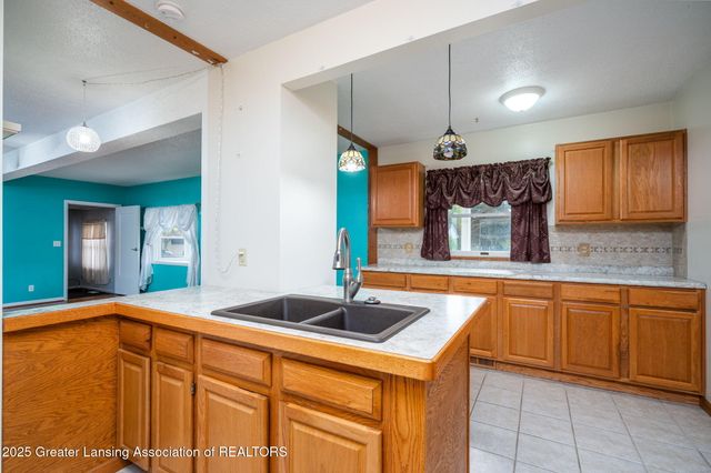 921 E Willoughby Road, Lansing, MI 48911