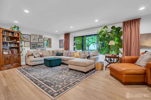 52 Eileen Way, Edison, NJ 08837