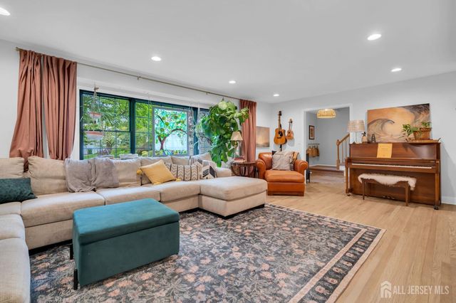 52 Eileen Way, Edison, NJ 08837