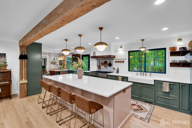 52 Eileen Way, Edison, NJ 08837