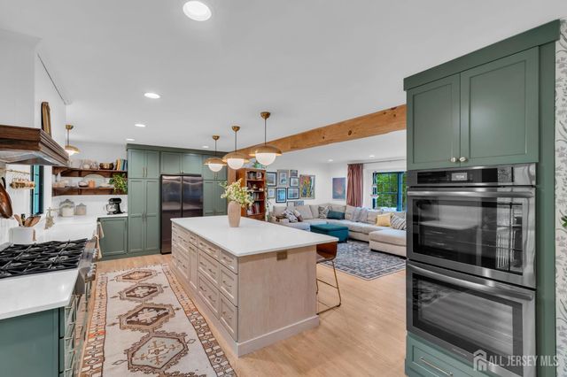 52 Eileen Way, Edison, NJ 08837