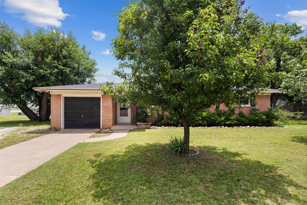 3005 S Lipsey Street, Decatur, TX 76234