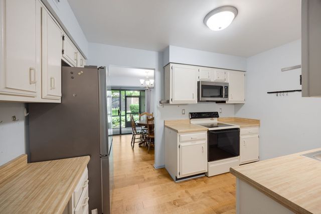 740 Saint Andrews Lane 41, Crystal Lake, IL 60014