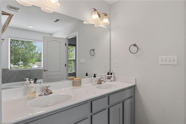 34 E Berkley DR, Hampton, VA 23663