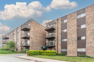 8905 Knight Avenue 208, Des Plaines, IL 60016