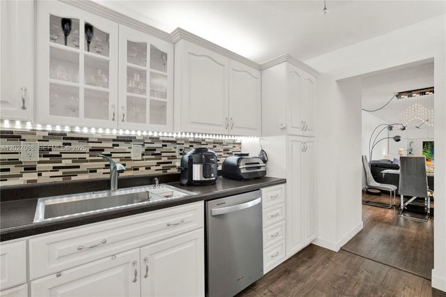 100 Bayview Dr 205, Sunny Isles Beach, FL 33160