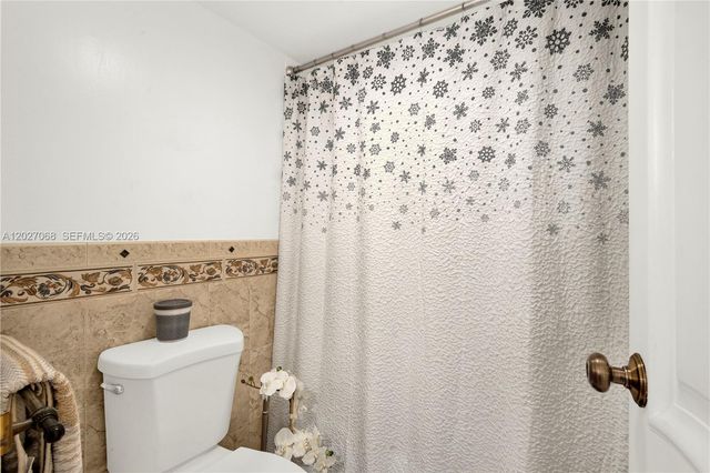 100 Bayview Dr 205, Sunny Isles Beach, FL 33160