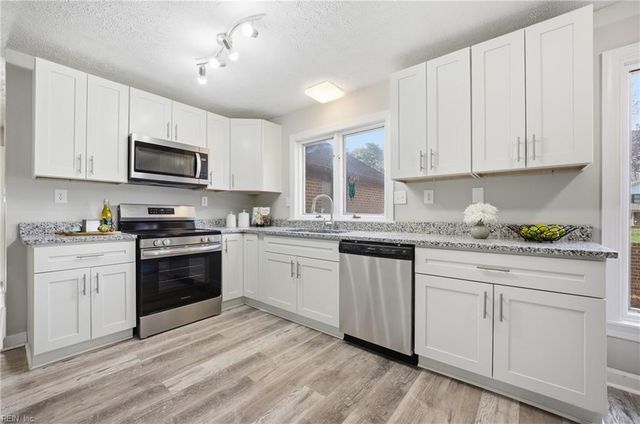 9 Rhodelia LN, Poquoson, VA 23662