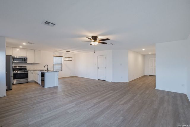 10547 McClintock, Converse, TX 78109