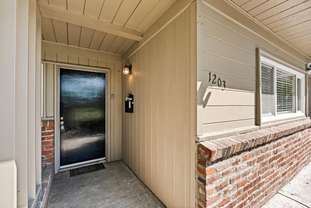 1203 Calhoun Way, Stockton, CA 95207