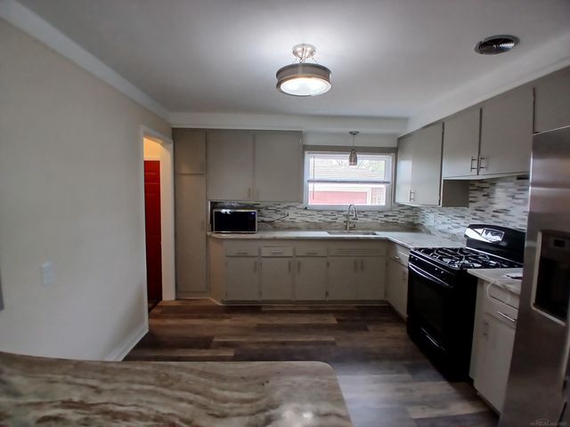 24675 Ridgecroft Avenue, Eastpointe, MI 48021
