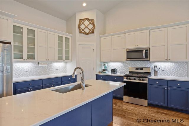 2200 ARROWLEAF DR, Cheyenne, WY 82007