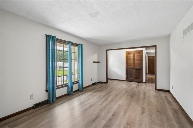 6804 N Agnes Avenue, Gladstone, MO 64119