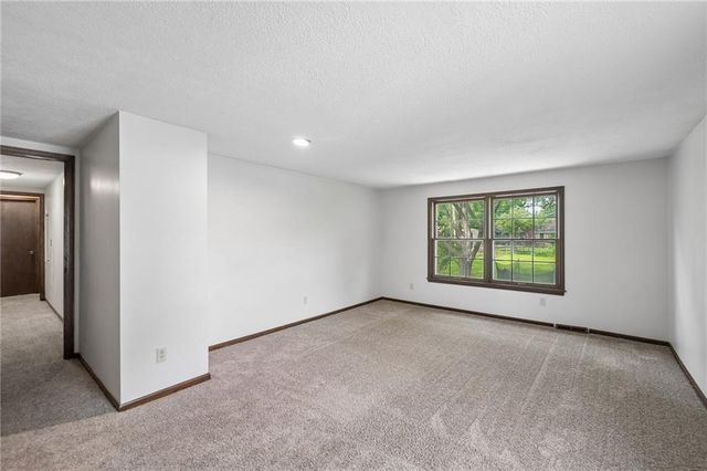 6804 N Agnes Avenue, Gladstone, MO 64119
