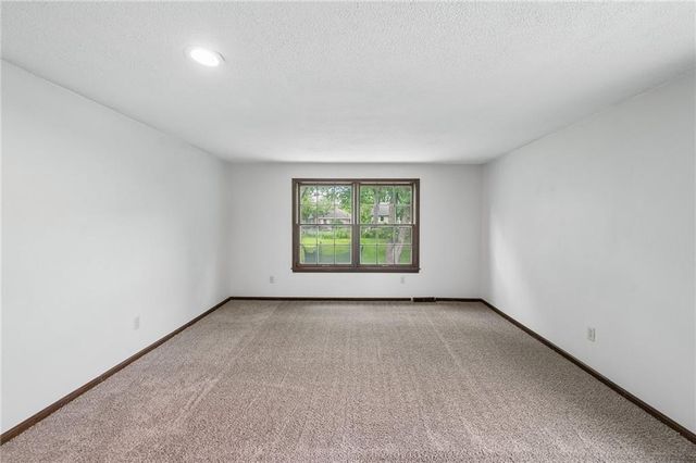 6804 N Agnes Avenue, Gladstone, MO 64119