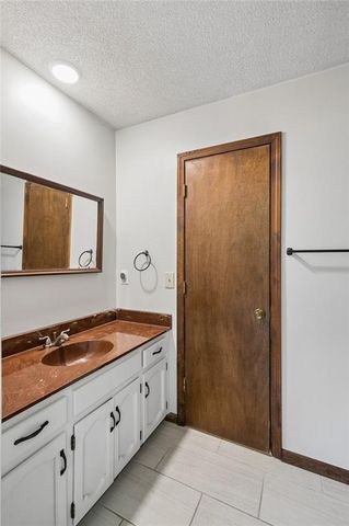 6804 N Agnes Avenue, Gladstone, MO 64119