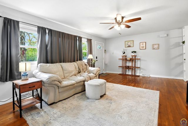 5700 SW Avalon LN, Topeka, KS 66604