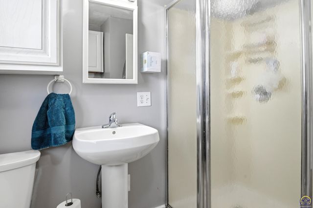 5700 SW Avalon LN, Topeka, KS 66604